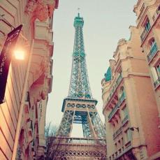 Tháp Eiffel – Biểu tượng hoa lệ của kinh đô nước Pháp
